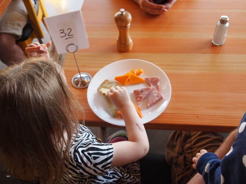 ¿Por qué no deberías dejar que tus hijos repitan plato en la comida?