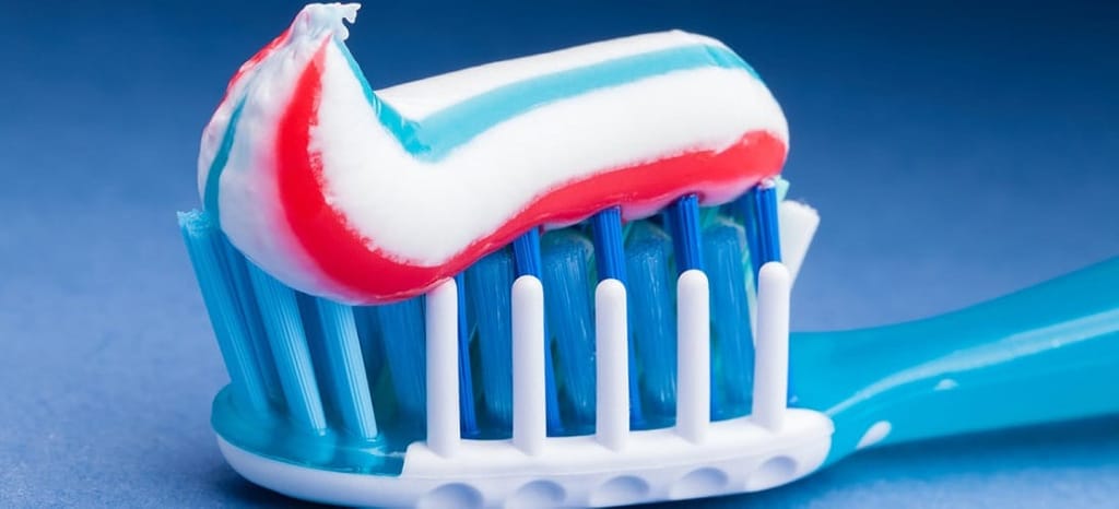 ¿Por qué no debes tragarte la pasta de dientes? Un nuevo estudio explica los riesgos