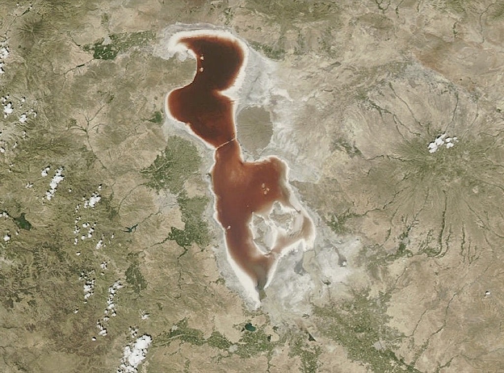 ¿Por qué parece sangre el agua de este lago de Irán?