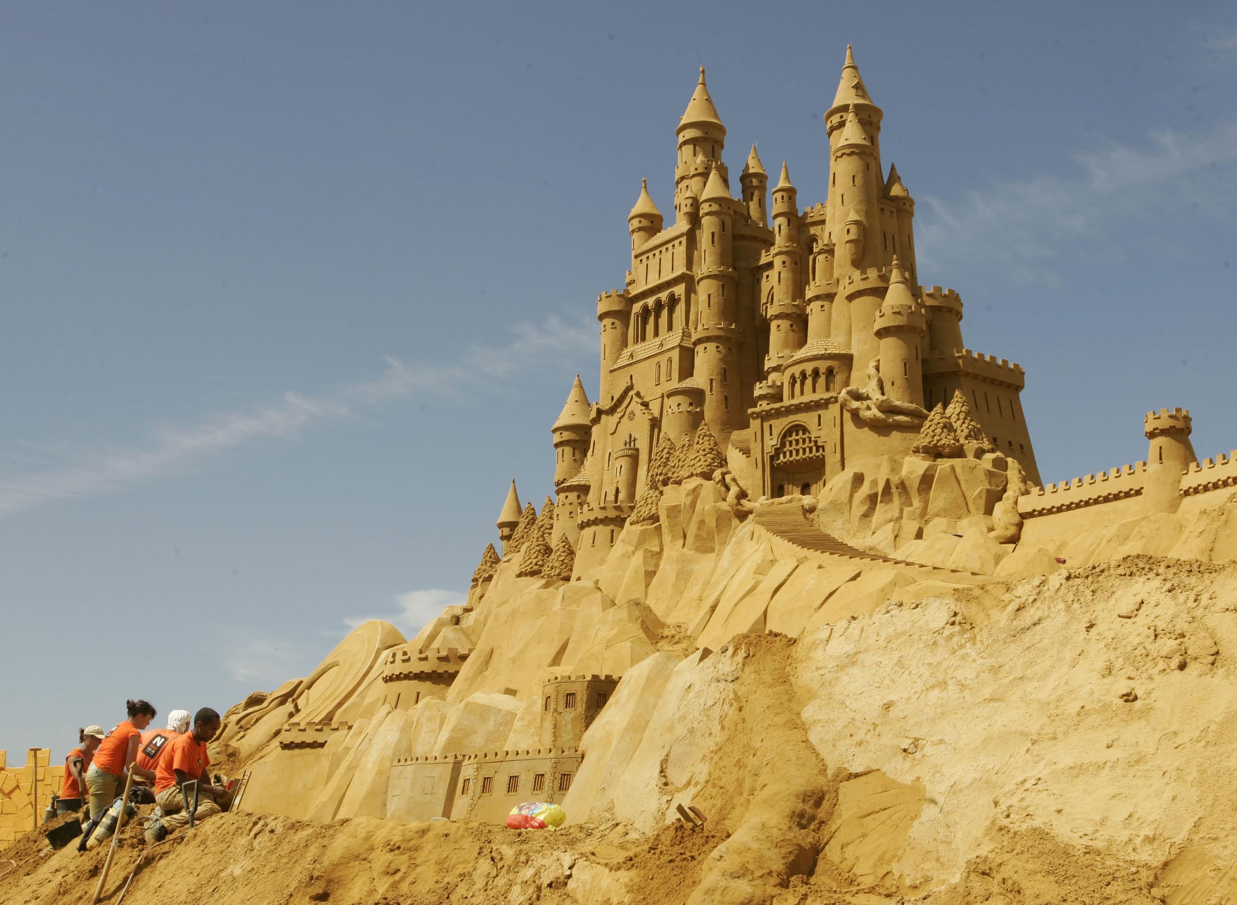 ¿Por qué se mantienen en pie los castillos de arena?
