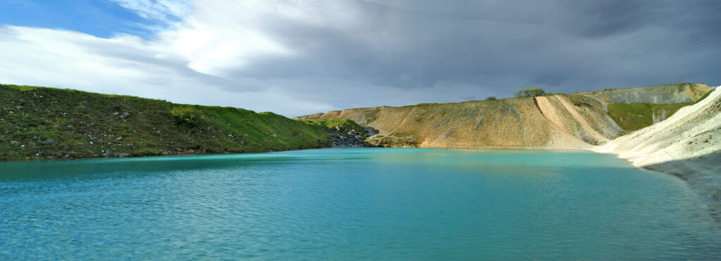 ¿Por qué tiñeron esta bella laguna de negro? 1 por que tineron esta bella laguna de negro ¿Por qué tiñeron esta bella laguna de negro?