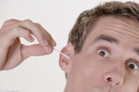 Un hombre casi muere por culpa de un trozo de bastoncillo atascado en su oído