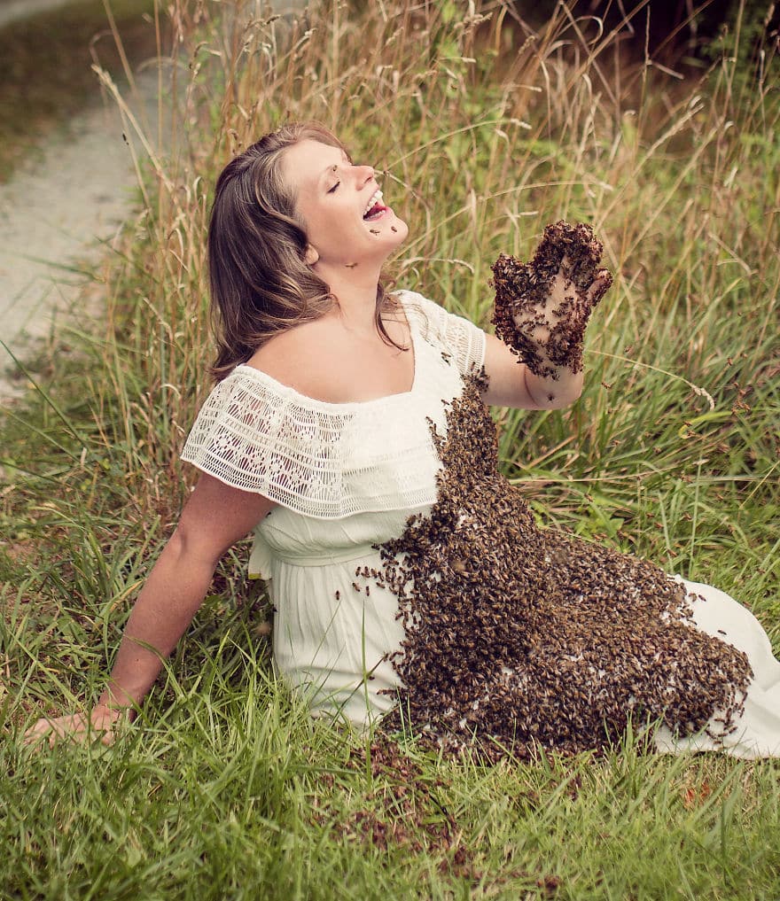 ¿Posarías estando embarazada con 20.000 abejas? Ella sí
