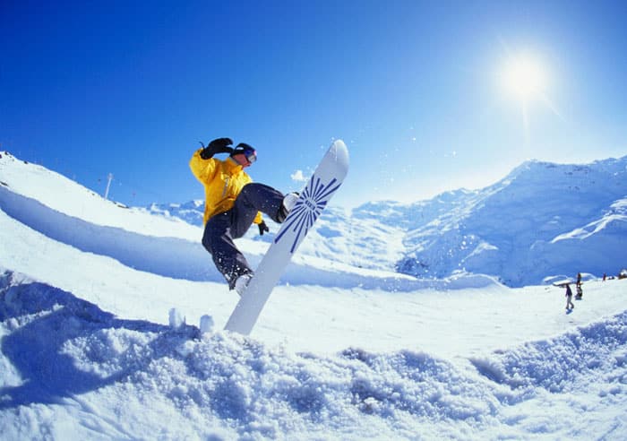 ¿Puede un surfista de nieve vencer a un esquiador en un descenso?