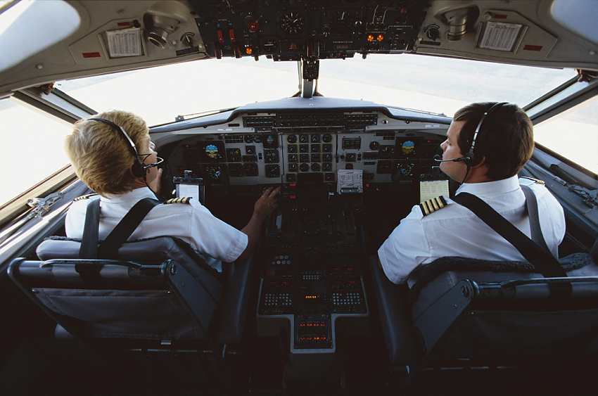 ¿Qué altitud se simula en la cabina de un avión?