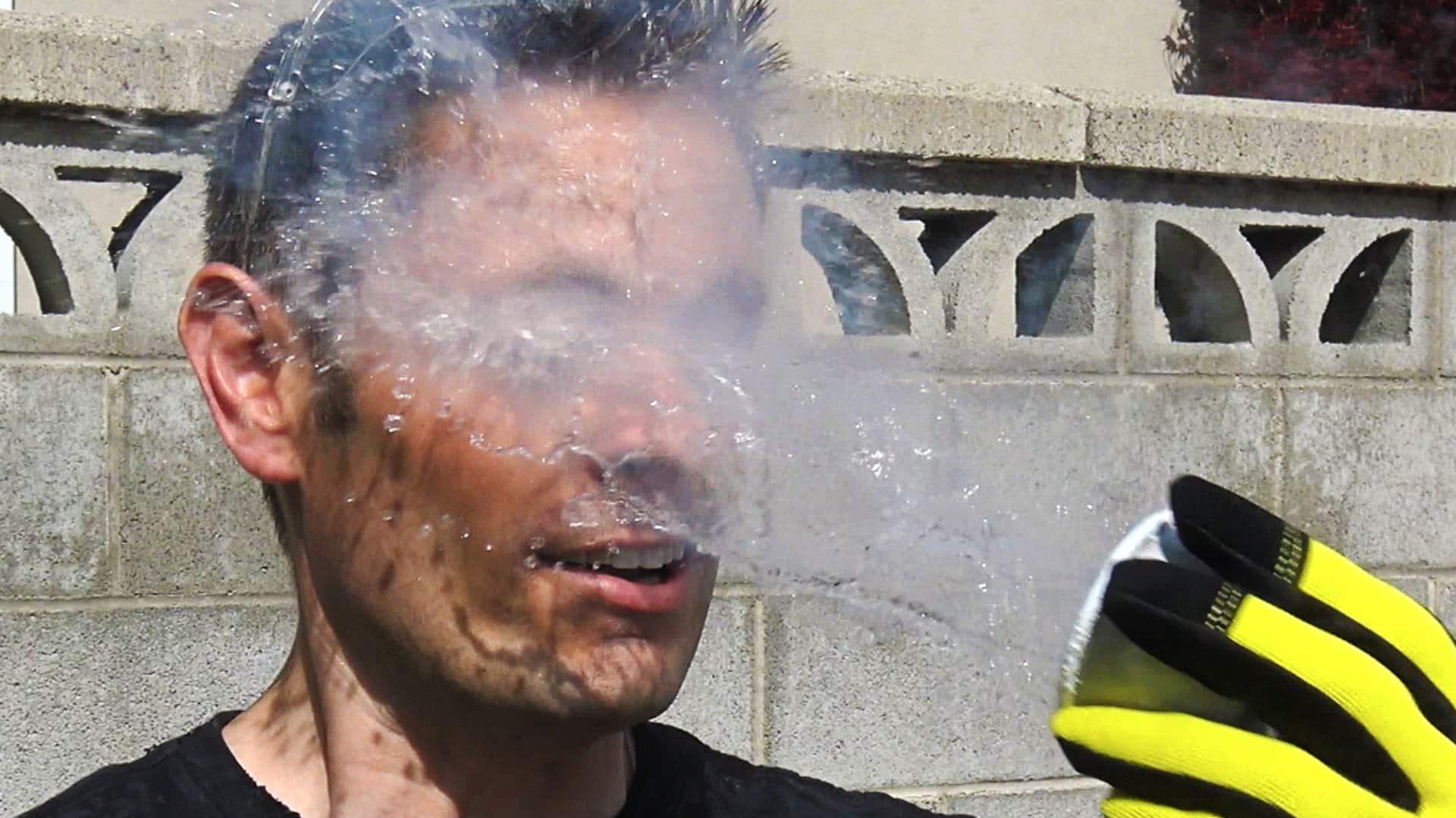 ¿Qué ocurre si lanzas nitrógeno líquido sobre la cara de alguien?