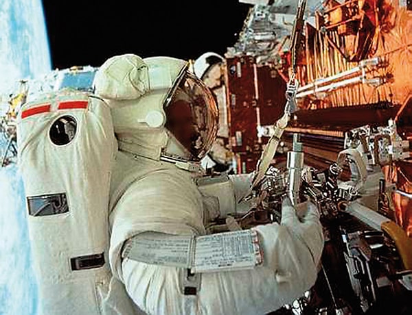 ¿Qué pasaría si un astronauta se quitase el traje fuera de la nave?