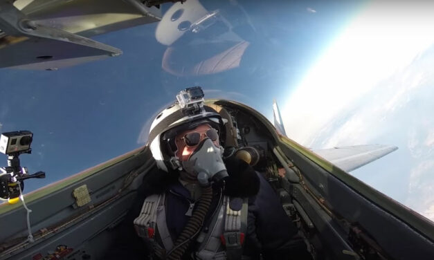¿Qué se siente al volar en un avión supersónico de combate?