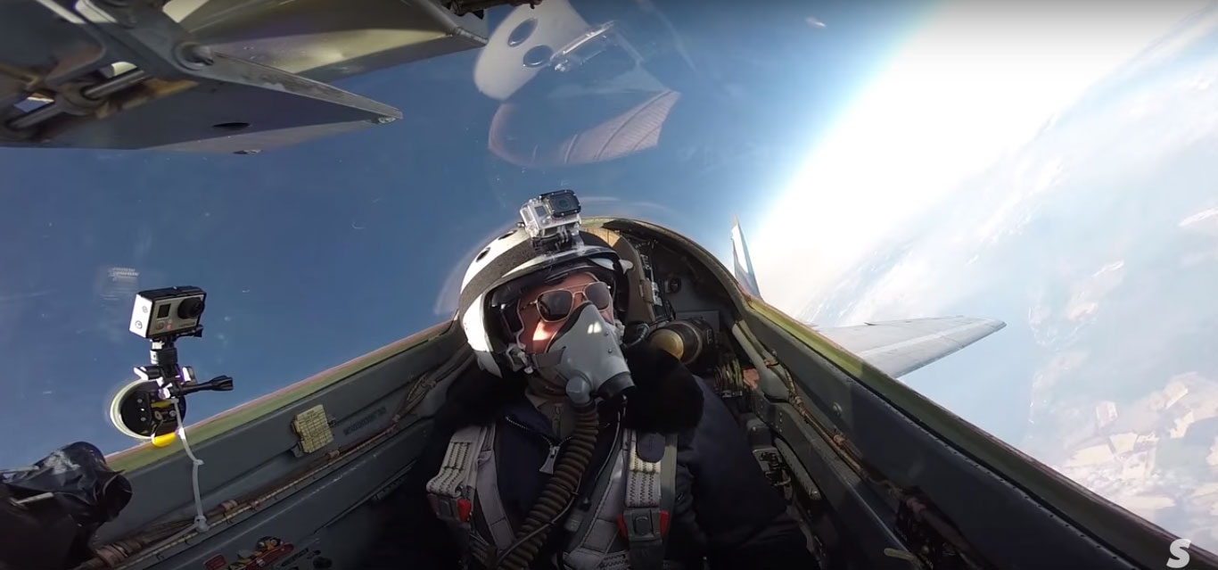 ¿Qué se siente al volar en un avión supersónico de combate?