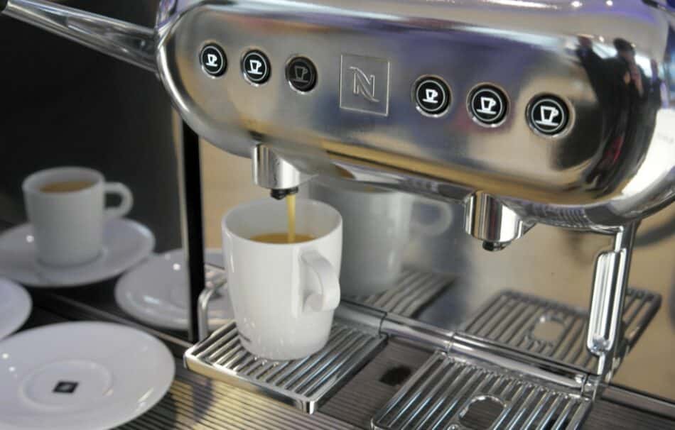 ¿Qué significa que la máquina de café está erogando?