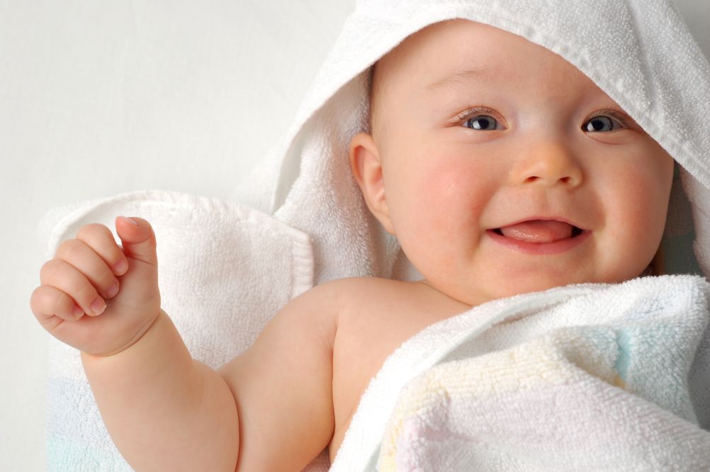 Retrasar el corte del cordón umbilical dos minutos hace a los bebés más sanos