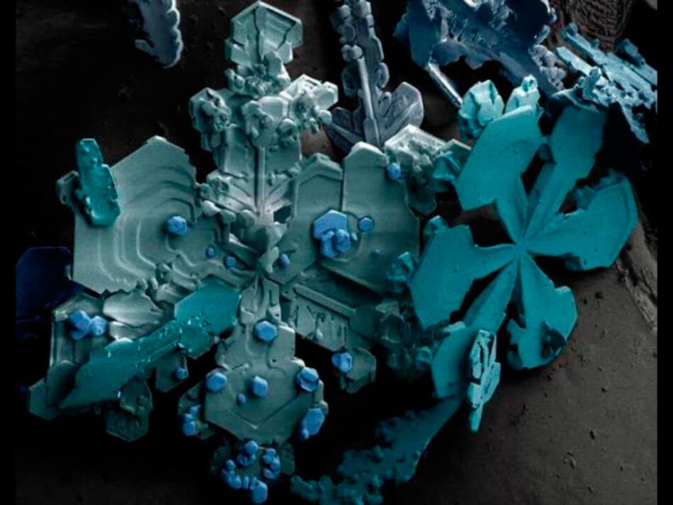 Revelan la estructura molecular de hielo con la densidad más baja