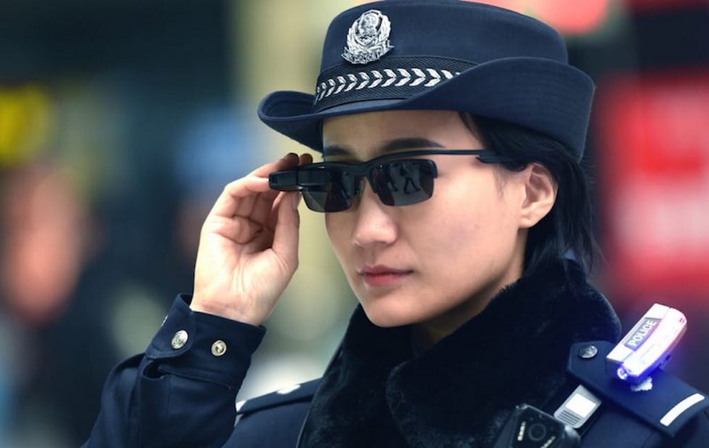 ¿Sabes cuál es el secreto que esconden las gafas de esta mujer policía?