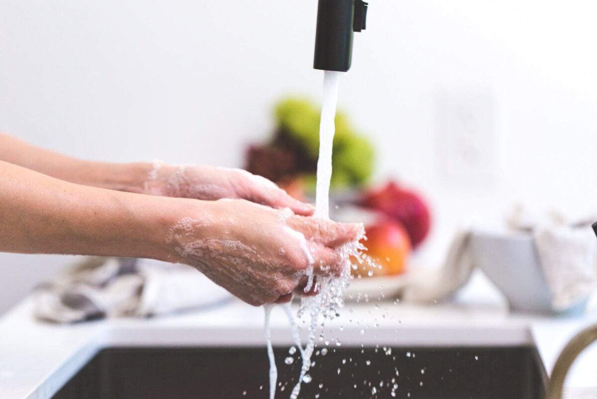 ¿Sabíais que lavar los platos a mano con tu pareja podría mejorar tu vida sexual?