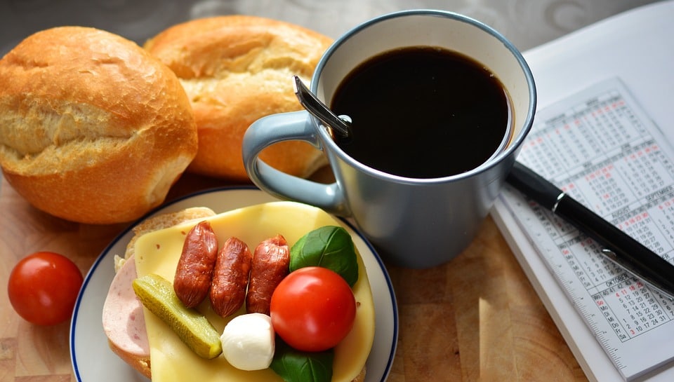 Saltarse el desayuno perjudica las arterias