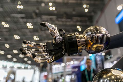 Guantes para robots: les dan sentido del tacto