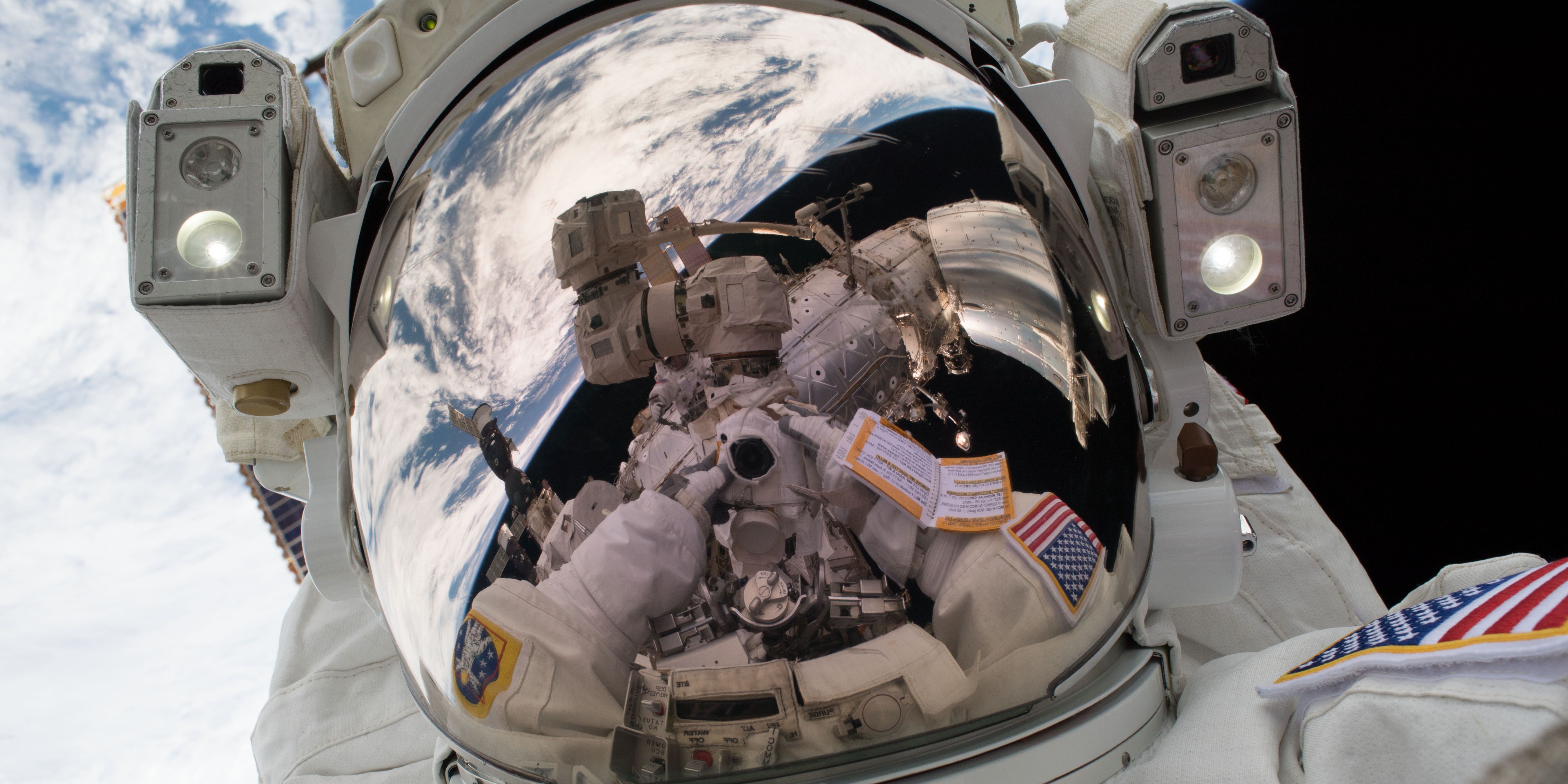 ¿Cómo hacerte un selfie desde el espacio?