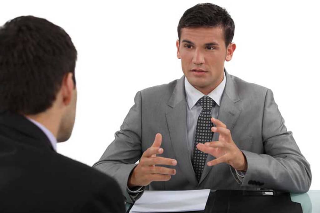 Si bromeas en una entrevista de trabajo, te pagarán más