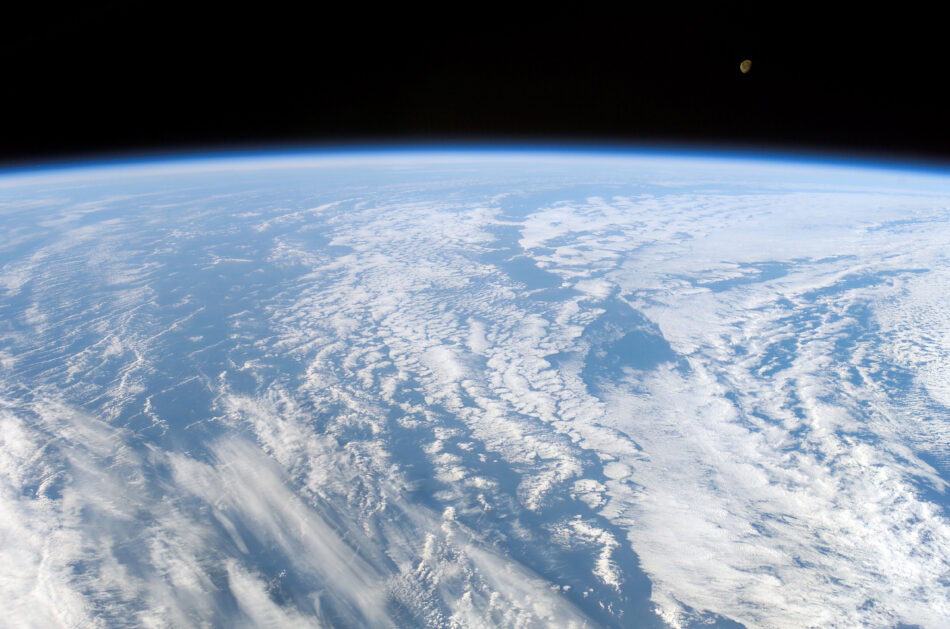 Si el oxígeno es un gas, ¿por qué no se escapa de la atmósfera hacia el espacio?