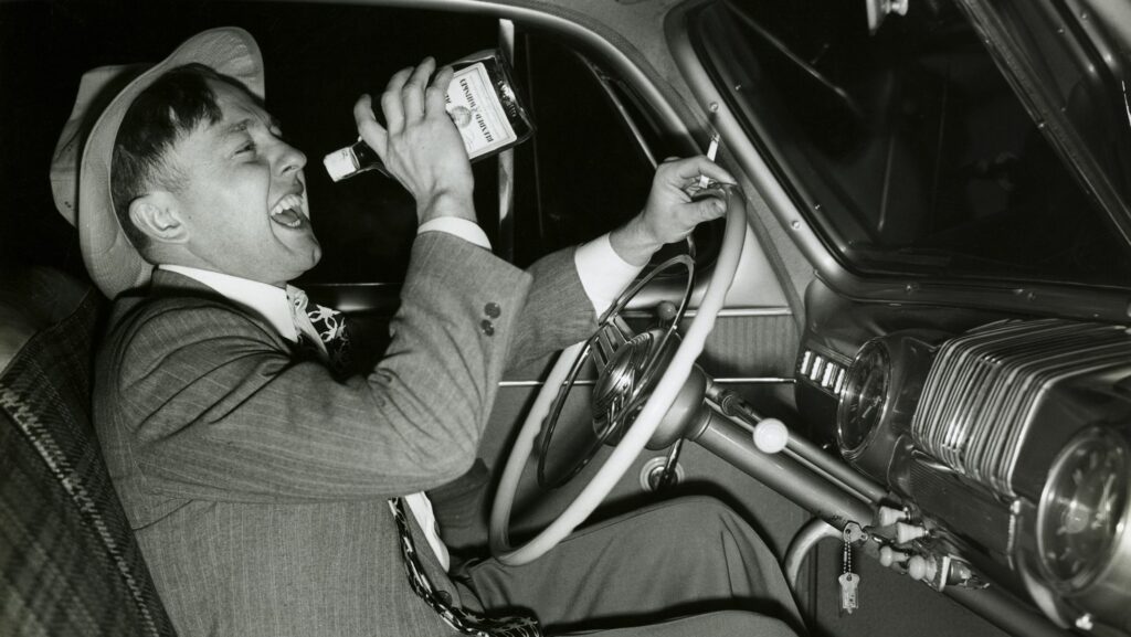 Pronto, el alcoholismo se curará con rayos láser... ¿en el cerebro? 1 side profile of a young man driving a car high res stock photography 86002774 1553290455 Pronto, el alcoholismo se curará con rayos láser... ¿en el cerebro?