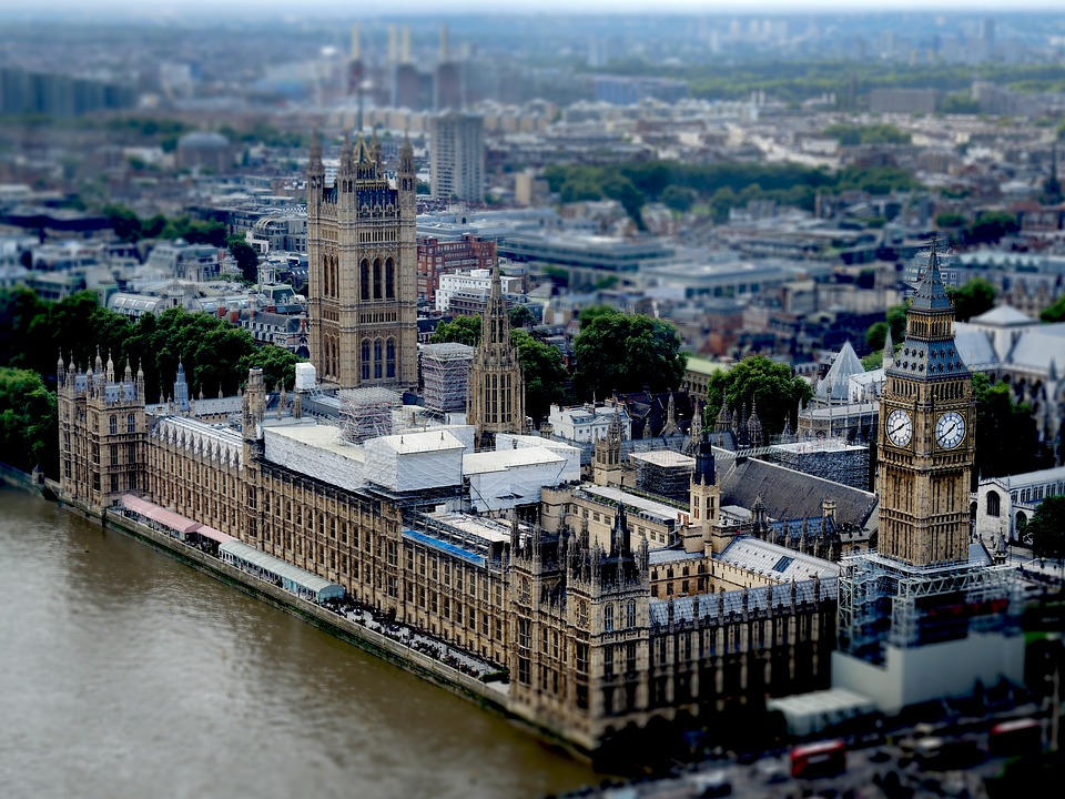 SIRI se ha cansado de Apple… y quiere ejercer como político en el Parlamento británico