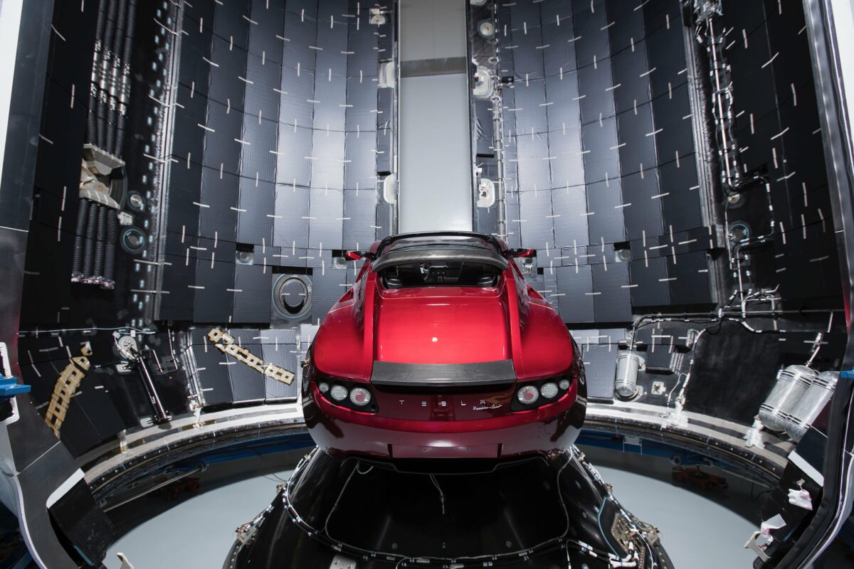 SpaceX lanza con éxito el Falcon Heavy al espacio (con un Tesla Roadster rojo incluido)