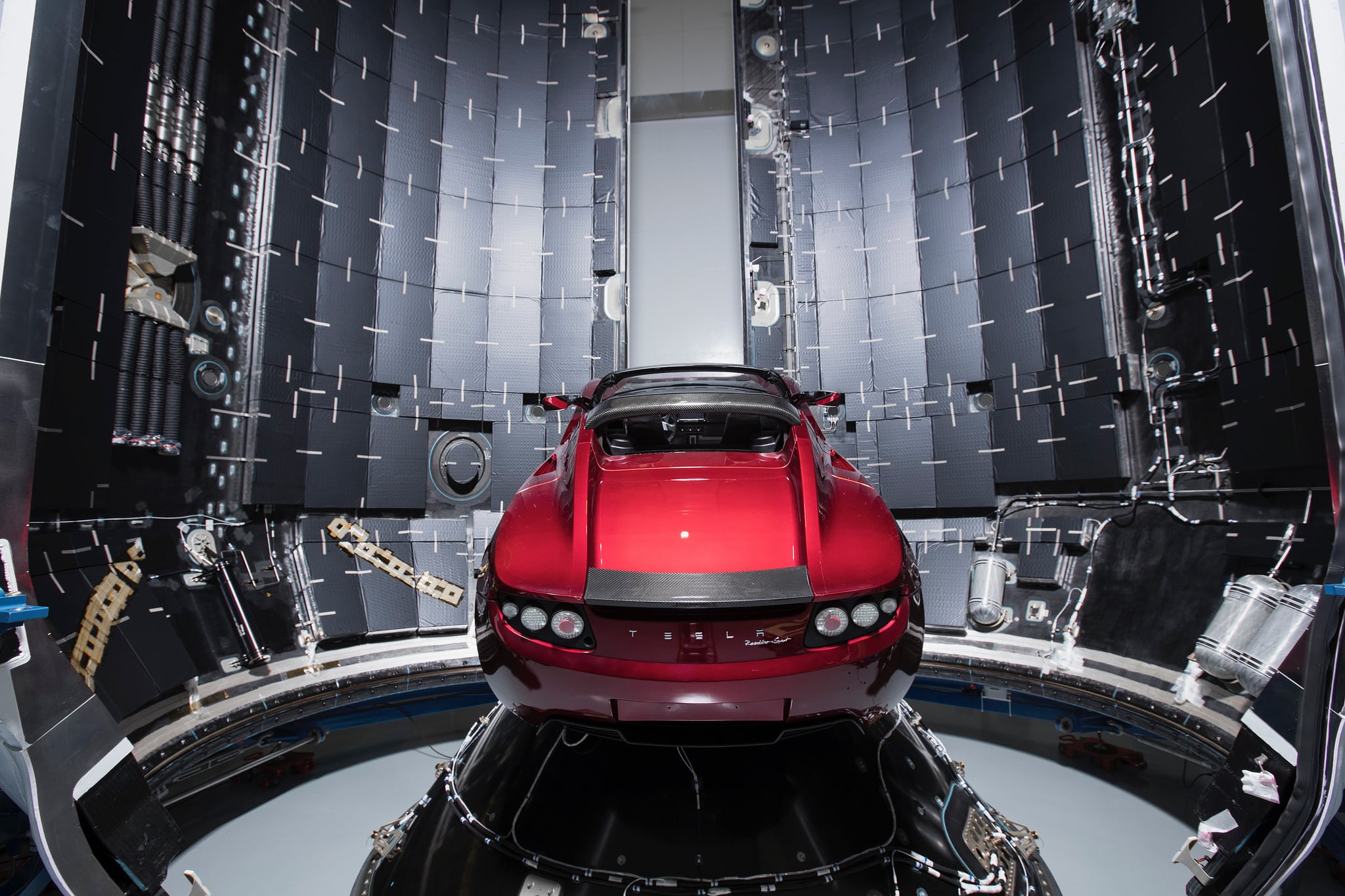 SpaceX lanza con éxito el Falcon Heavy al espacio (con un Tesla Roadster rojo incluido)