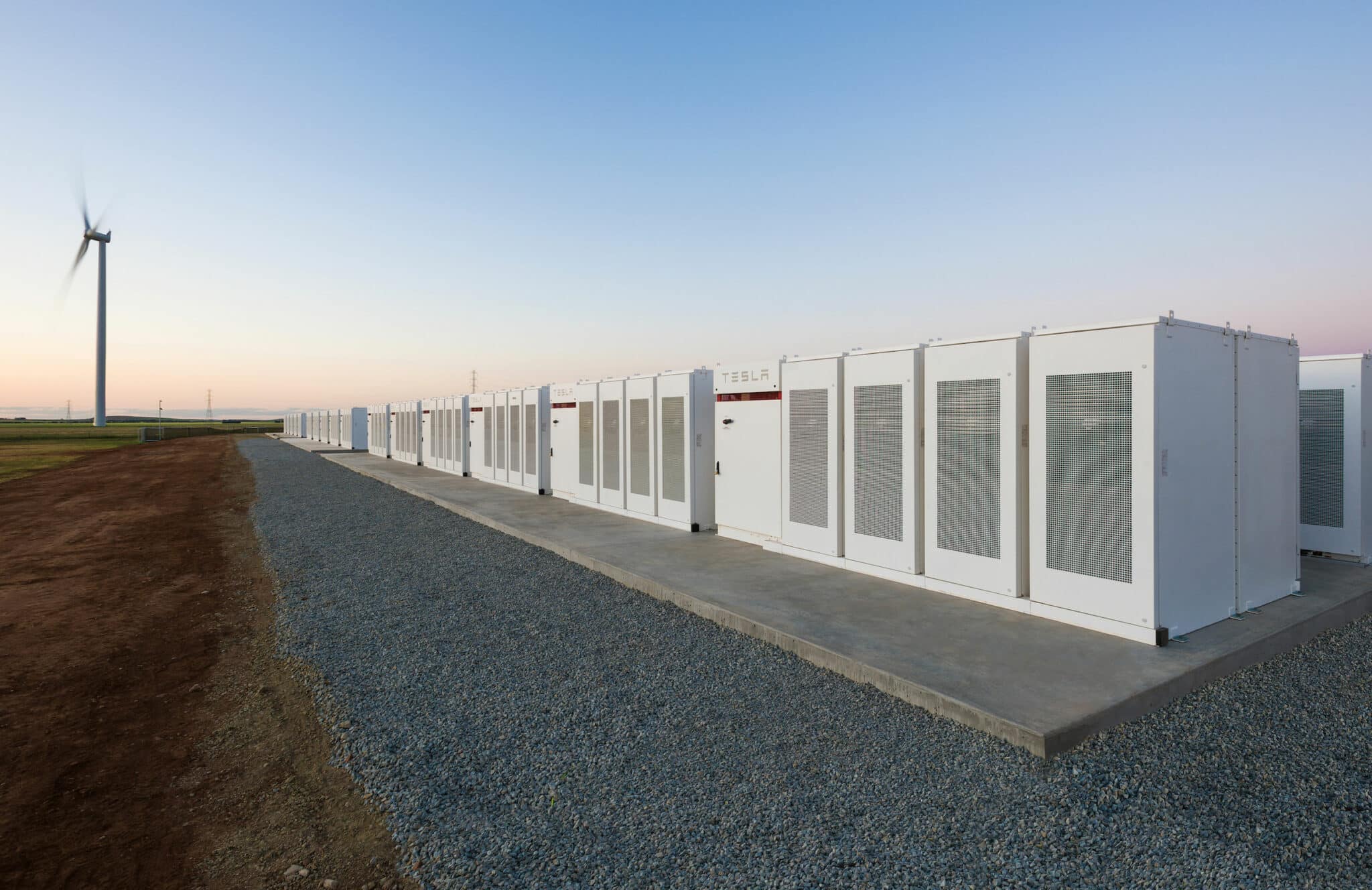 Tesla gana la apuesta: fabrica la batería más grande de litio en 100 días