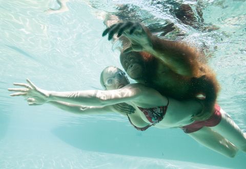 ¿Todos los mamíferos saben nadar por instinto o tienen que aprender?