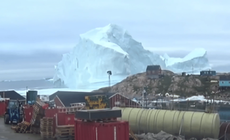 Un iceberg de 12 millones de toneladas pone en peligro un pueblo de Groenlandia