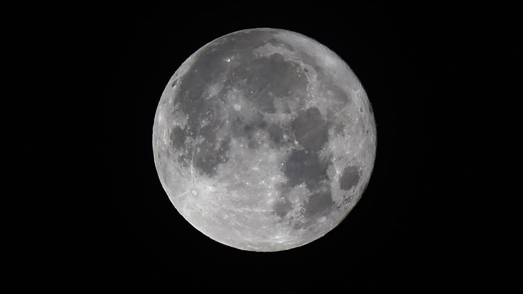 Un nuevo estudio sugiere que la Luna pudo haber sido habitable