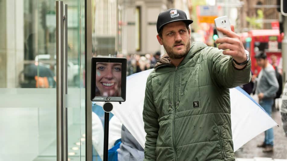 Un robot hace cola en Australia para comprar el nuevo iPhone 6S