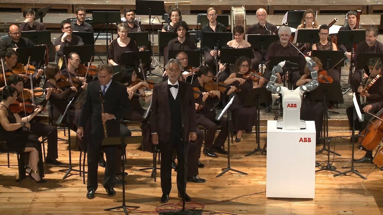 Un robot humanoide dirige un concierto en la Filarmónica de Lucca