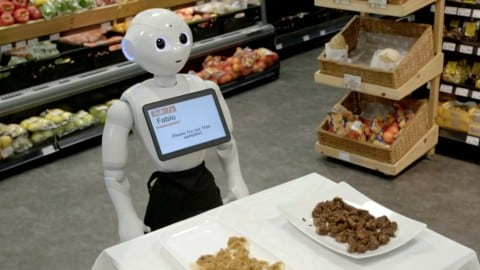 Un supermercado contrata a un robot y lo despide por incompetente