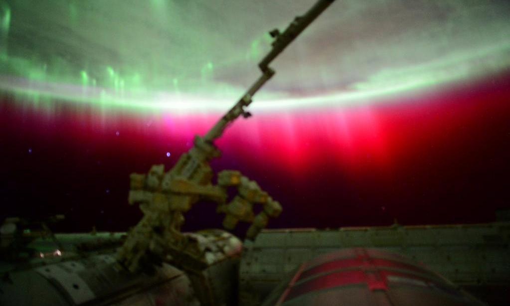 Una aurora roja desde el espacio
