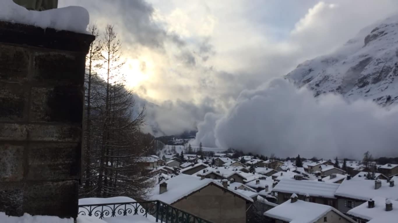 Una avalancha de nieve devora un pueblo francés
