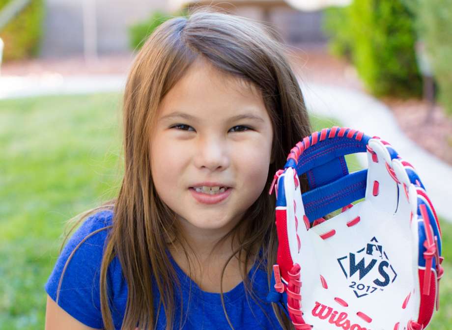 Una niña con una mano robótica lanza el saque de honor en la World Series