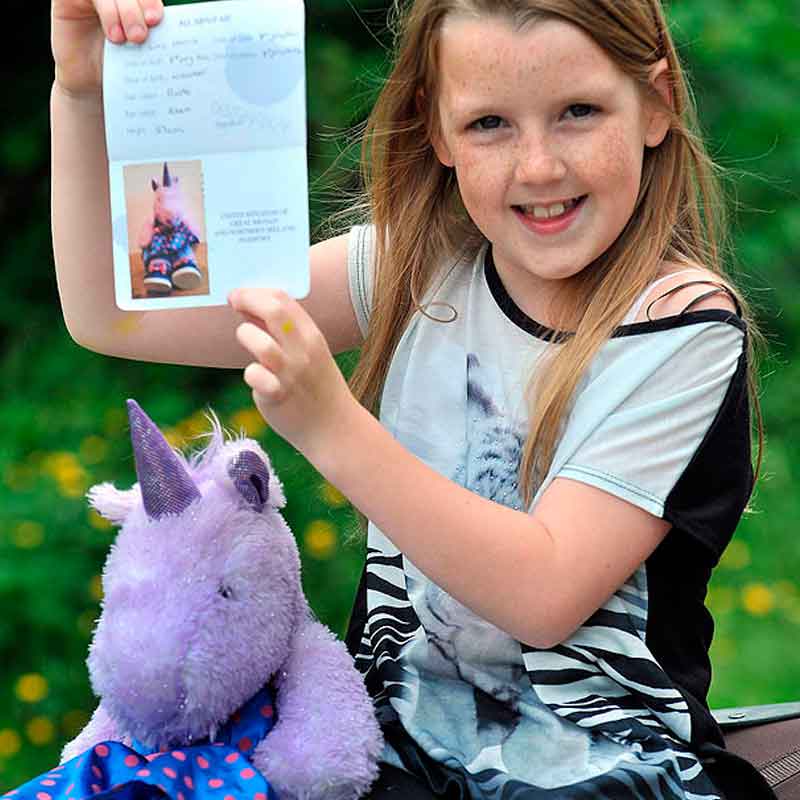 Una niña pasa la frontera de Turquía con el pasaporte de su unicornio rosa