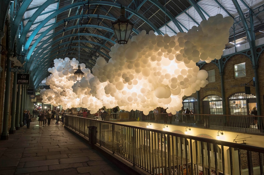 Una nube creada con 100.000 globos