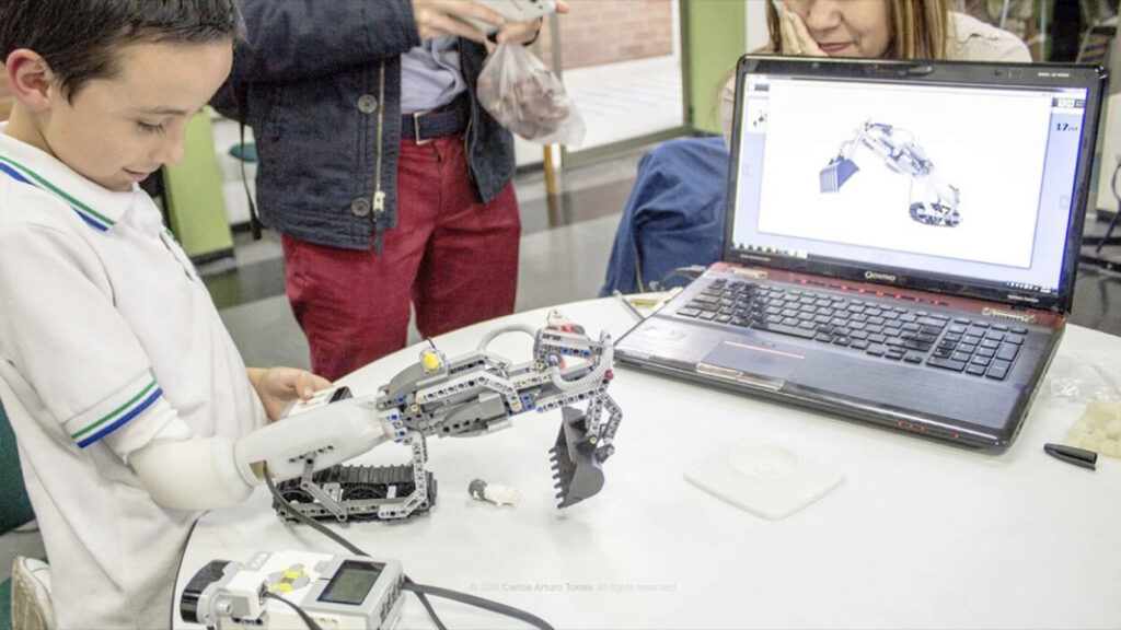Una prótesis para niños que puede tunearse con Lego 1 una protesis para ninos que puede tunearse con lego Una prótesis para niños que puede tunearse con Lego
