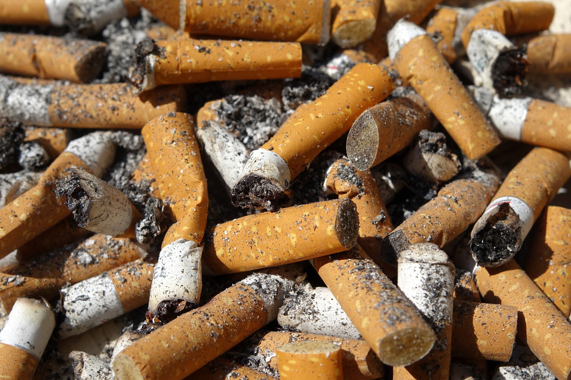 Uno de los mayores contaminantes de los océanos son las colillas de los cigarrillos