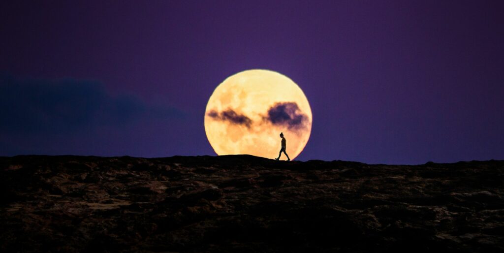 ¿Qué es la "superluna de gusano" que tendrá lugar esta noche? 1 walking on the moon royalty free image 913574308 1553091348 ¿Qué es la "superluna de gusano" que tendrá lugar esta noche?