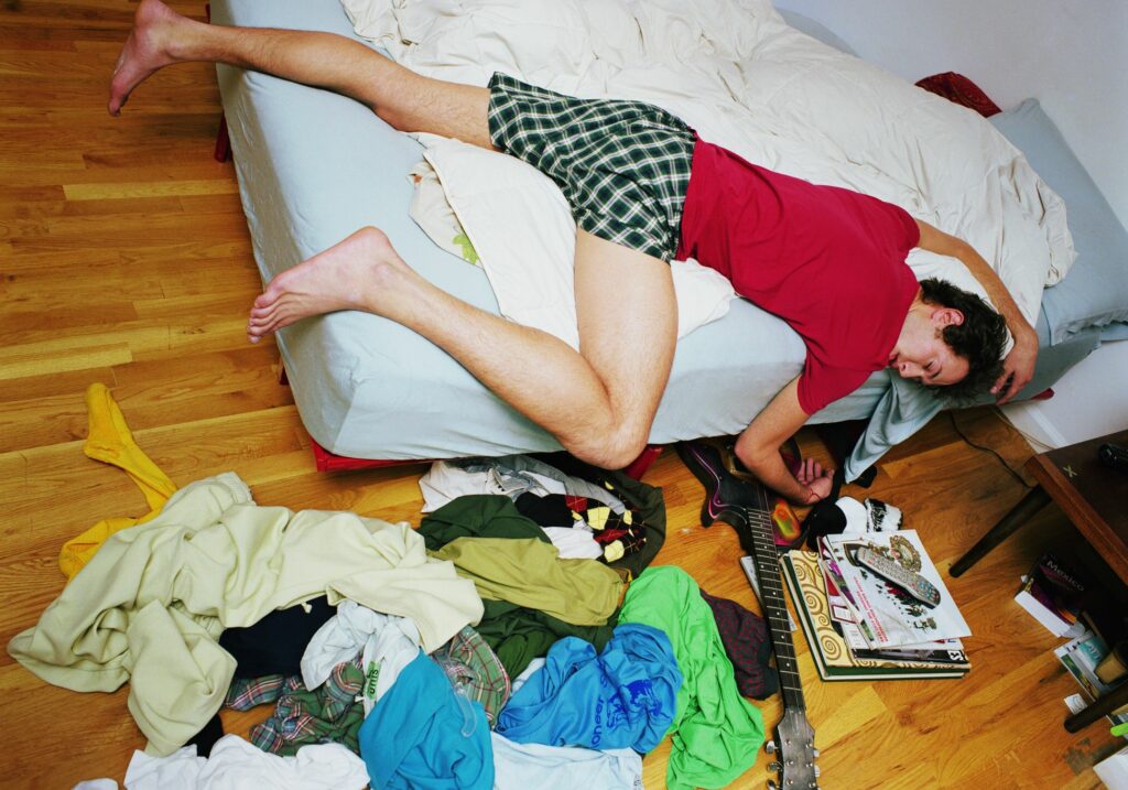 ¿Quieres mejorar tu vida sexual? Revisa tu cama 1 young man lying asleep on bed in untidy room royalty free image 200297959 001 1559028517 ¿Quieres mejorar tu vida sexual? Revisa tu cama
