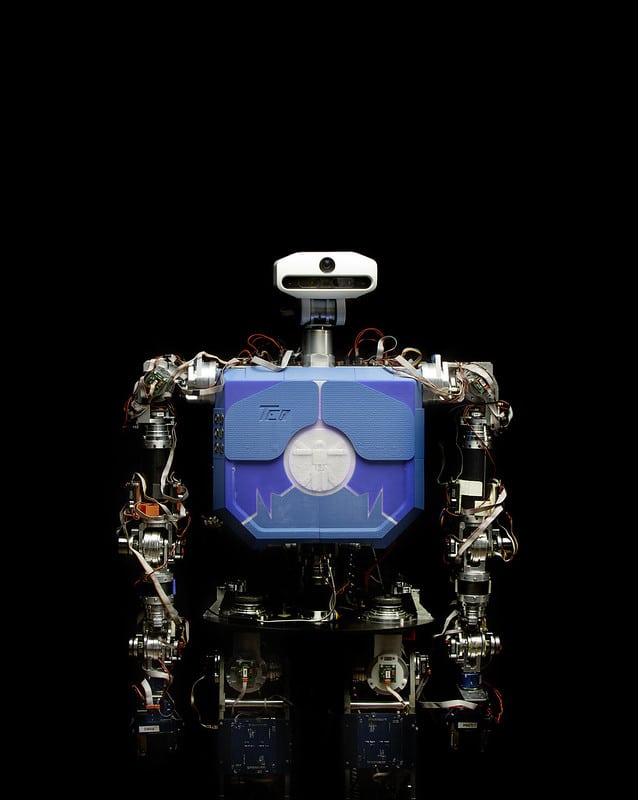 El robot TEO protagoniza una obra de teatro en el Conde Duque