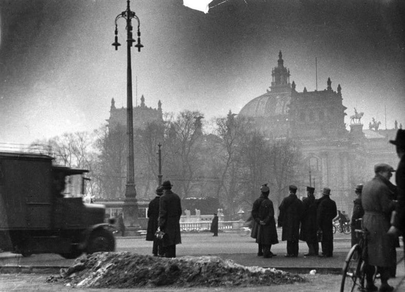 El Reichstag a la mañana siguiente. De Bundesarchiv, Bild 146-1977-148-19A / 