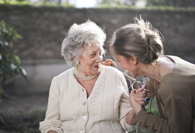 Bailar con tu abuela mejora su salud y tu visión sobre la vejez