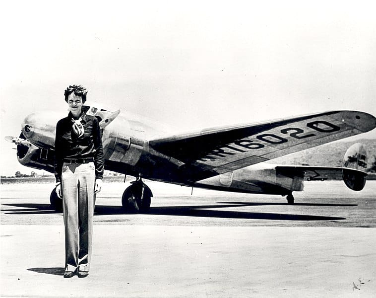Amelia Mary Earhart ​ fue una aviadora estadounidense, célebre por sus marcas de vuelo y por intentar el primer viaje aéreo alrededor del mundo 