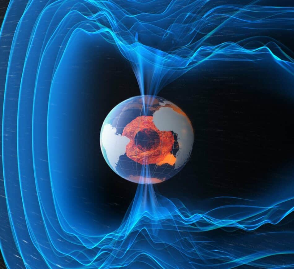 El campo magnético de la Tierra se debilita a nivel global. Dos expertos explican qué está pasando