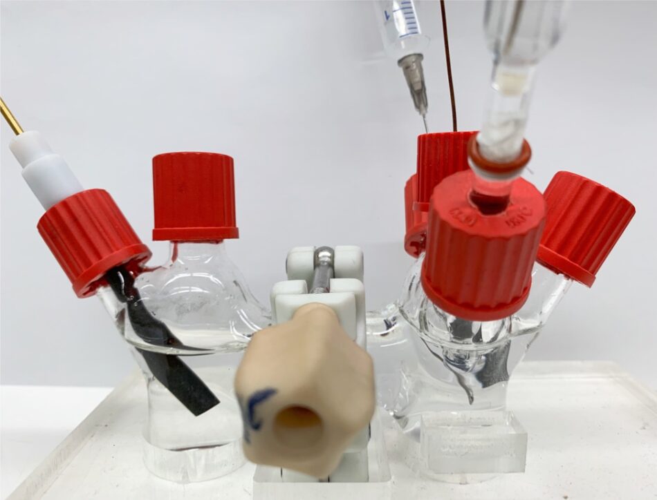 Una máquina portátil permite fabricar agua oxigenada para desinfectar mascarillas
