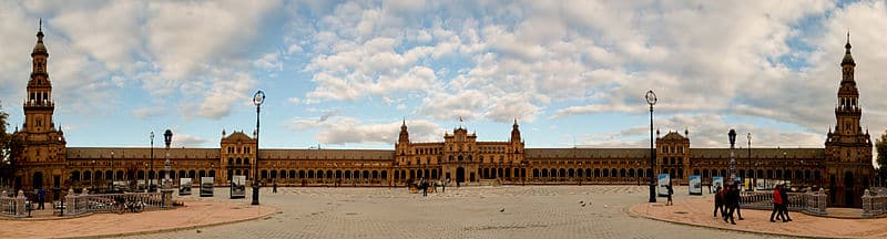 El cielo sobre la Plaza de España en Sevilla